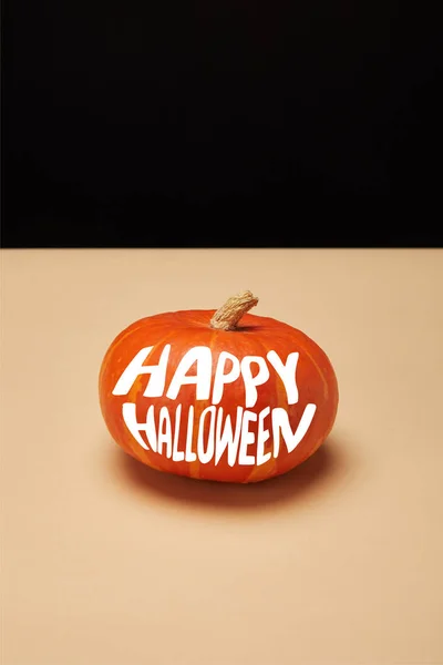 Een Oranje Gestreepte Pompoen Tafel Met Happy Halloween Belettering — Gratis stockfoto