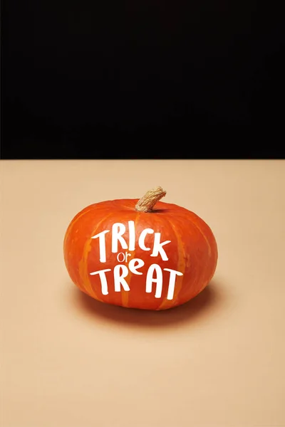 Een Oranje Gestreepte Pompoen Tafel Met Trick Treat Halloween Belettering — Stockfoto