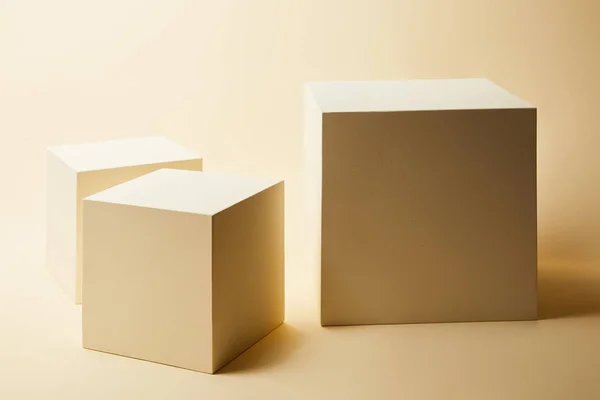 Натюрморт Кубиків Різного Розміру Бежевій Поверхні — стокове фото