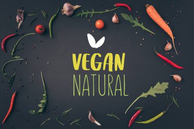 üstten görünüm, roka, havuç ve pul biber ile 