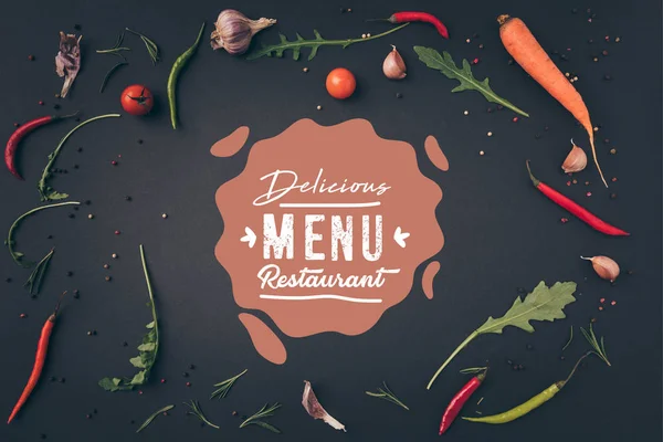 레스토랑 글자와 표면에 Arugula 당근과 — 스톡 사진