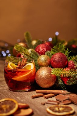 ahşap yüzey üzerinde mulled şarap içecek Noel oyuncaklar ile cam ve çam ağacında görünümü kadar kapatın