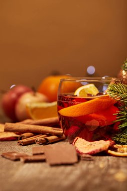 lezzetli mulled şarap içecek, çikolata ve çam ağacı dalı görünümü ahşap yüzeyine kadar kapatın