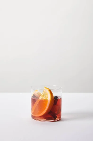 Close Van Warme Glühwein Glas Met Oranje Stukken Witte Tafelblad — Gratis stockfoto