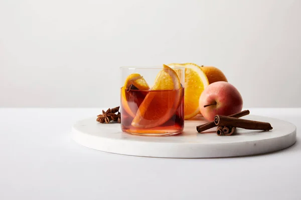 Stäng Upp Varm Glögg Glas Kryddor Apelsiner Och Apple Vit — Gratis stockfoto