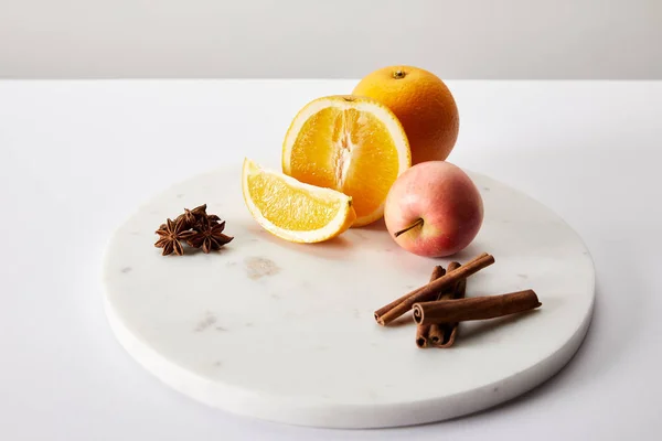 Close Van Verse Apple Sinaasappelen Kruiden Ingrediënten Voor Glühwein Witte — Gratis stockfoto