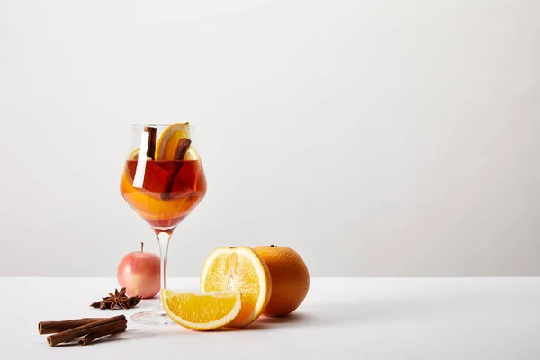 Close Van Glühwein Glas Ingrediënten Gerangschikt Rond Wit Tafelblad Grijze — Stockfoto