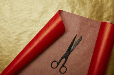 makas üstten görünüm üzerinde kırmızı ve altın ambalaj arka plan kağıtları