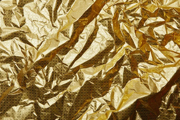 Plnoformátový Lesklý Zmuchlaný Zlatý Balicí Papír Jako Pozadí — Stock fotografie