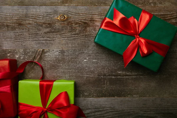 Flat Lay Wrapped Festive Presents Ribbons Wooden Background — Stock Photo, Image