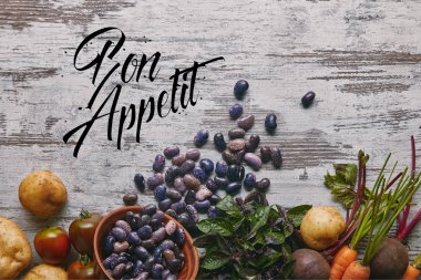 Mor kuru fasulye ve rustik ahşap masa 