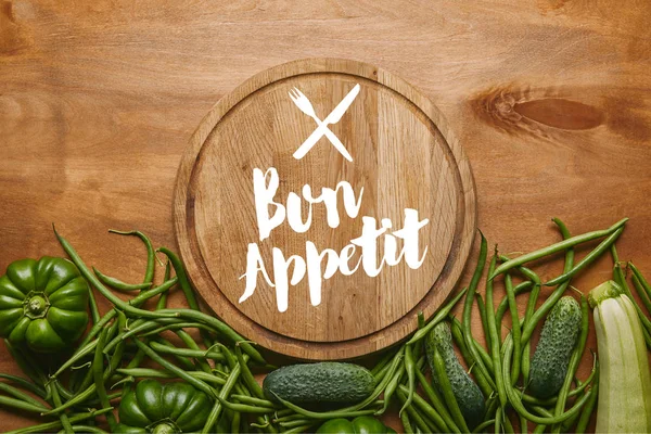 Cutting Board Bon Appetit Lettering Green Vegetables Wooden Table — Free Stock Photo