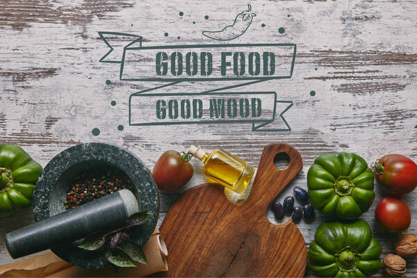 Овощи и приправы в растворе на деревенском деревянном столе с надписью "хорошая еда - хорошее настроение"
