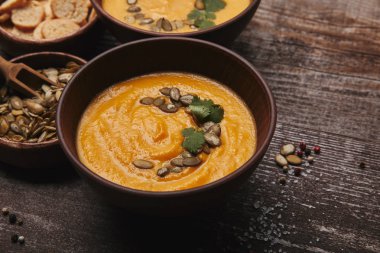kabak çekirdeği ve baharatlar ile gurme kabak çorbası ahşap masa üzerinde görmek 