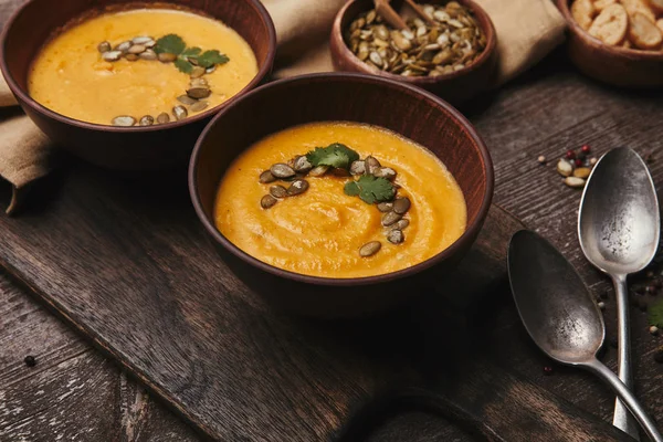 Vista Cerca Los Cuencos Con Sopa Calabaza Orgánica Tabla Cortar — Foto de Stock