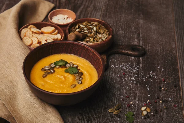 Kom Met Biologische Pompoensoep Zak Pompoenpitten Beschuit Houten Tafel — Stockfoto