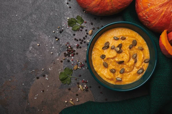 Vue Dessus Bol Avec Une Délicieuse Soupe Citrouille Des Citrouilles — Photo