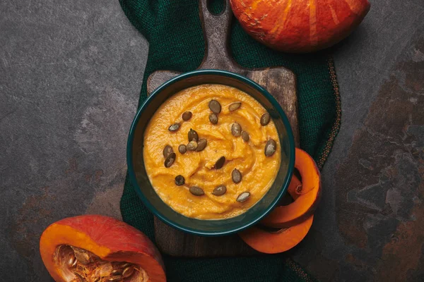 Vue Dessus Soupe Citrouille Savoureuse Dans Bol Citrouilles Fraîches Sur — Photo