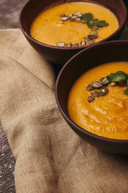 kase lezzetli balkabağı çorbası üzerinde çul görmek