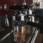 Крупным планом кофе-машина для приготовления эспрессо Крупным планом кофе-машина для приготовления эспрессо