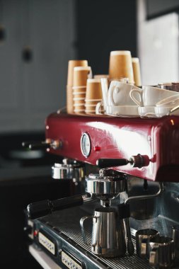 Kupalar ve kahvehane kağıt bardak ile profesyonel kahve makinesi