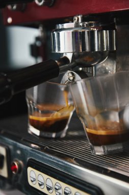 Profesyonel kahve makinesi ve iki bardak espresso ile yakından görmek  
