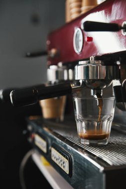Profesyonel kahve makinesi ve cam fincan espresso ile yakından görmek 