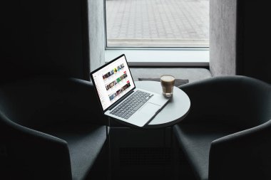 Laptop ile youtube Web sitesi ve kafede masada kahve   