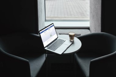 Laptop ile Web sitesi facebook ve kafede masada kahve   