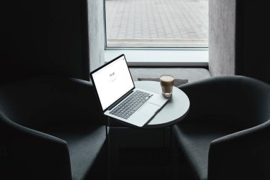 google web sitesi ve kafede masada kahve ile dizüstü bilgisayar