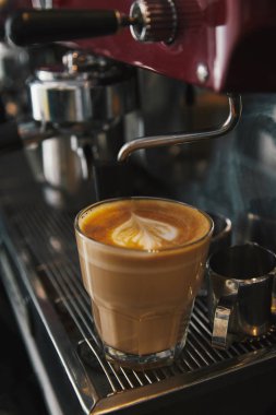 Profesyonel kahve makinesi ve cam fincan cappuccino ile 