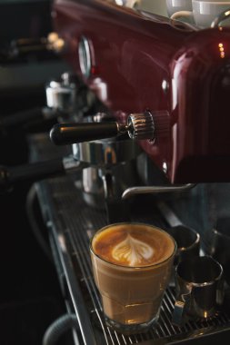 kahve makinesi ve cam fincan cappuccino ile yakından görmek 