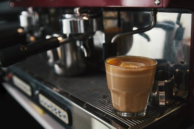 cam fincan cappuccino ve kahve makinesi ile yakından görmek