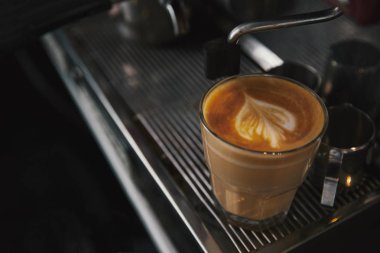 cam fincan cappuccino ve kahve makinesi ile yakından görmek 