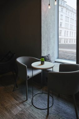 Modern café iç pencere yakınında konforlu mobilyalarla