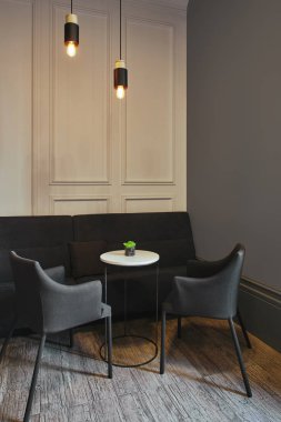 Modern café iç rahat mobilyalar ve aydınlatmalı Işık Ampüller 
