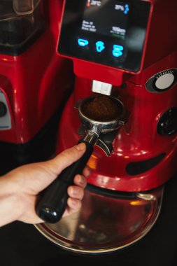 espresso kahve makinesi hazırlama barista kısmi görmek 