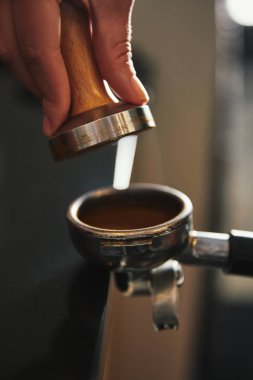 barista kahve makinesi kahve hazırlama kadeh kırpılmış 
