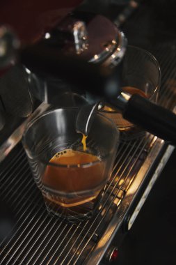 İki bardak kahve makinesi hazırlama espresso close-up 