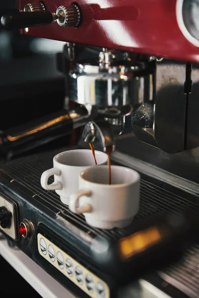 Zbliżenie Ekspres Kawy Dwa Kubki Espresso — Zdjęcie stockowe