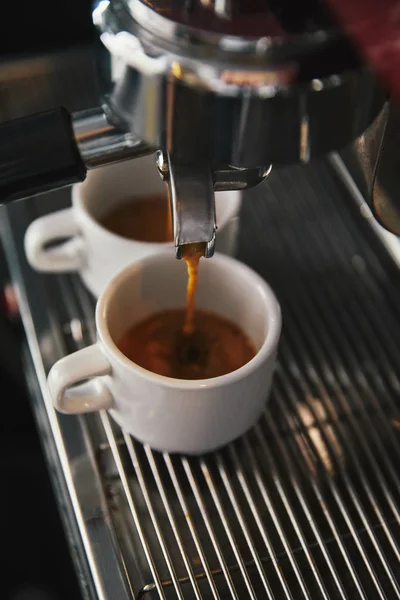 Närbild Kaffebryggare Och Två Koppar Espresso — Stockfoto