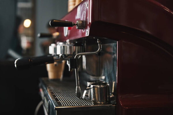 Крупный план профессиональной кофемашины в кофейне
