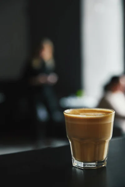 Vista Cerca Taza Vidrio Delicioso Capuchino Mesa Cafetería —  Fotos de Stock