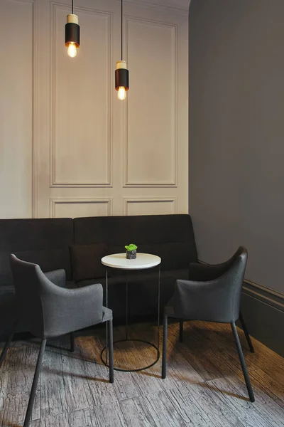 Moderne Café Interieur Met Comfortabel Meubilair Verlichte Gloeilampen — Stockfoto