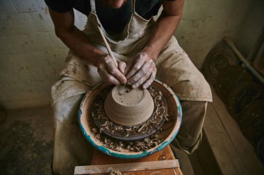 profesyonel Potter kil çömlek atölyesi'nde dekorasyon resim kırpılmış