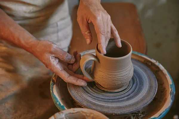 Imagen Recortada Alfarero Profesional Que Trabaja Rueda Cerámica Taller — Foto de Stock