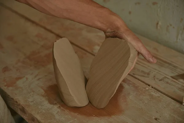 Imagen Recortada Alfarero Profesional Trabajando Con Arcilla Taller — Foto de Stock