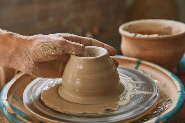 Imagen Recortada Alfarero Profesional Que Trabaja Rueda Cerámica Taller — Foto de Stock