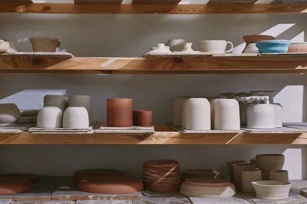 セラミック ボウルや陶芸で木製の棚の食器 — ストック写真