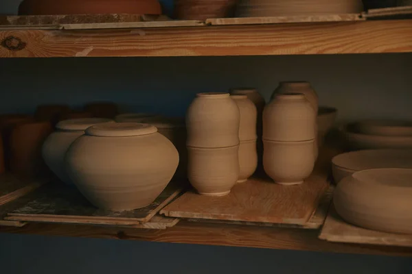 Boluri Ceramice Vase Rafturi Din Lemn Studioul Ceramică — Fotografie, imagine de stoc